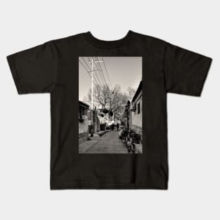 In Beijing's alleyway-under the wire Kids T-Shirt